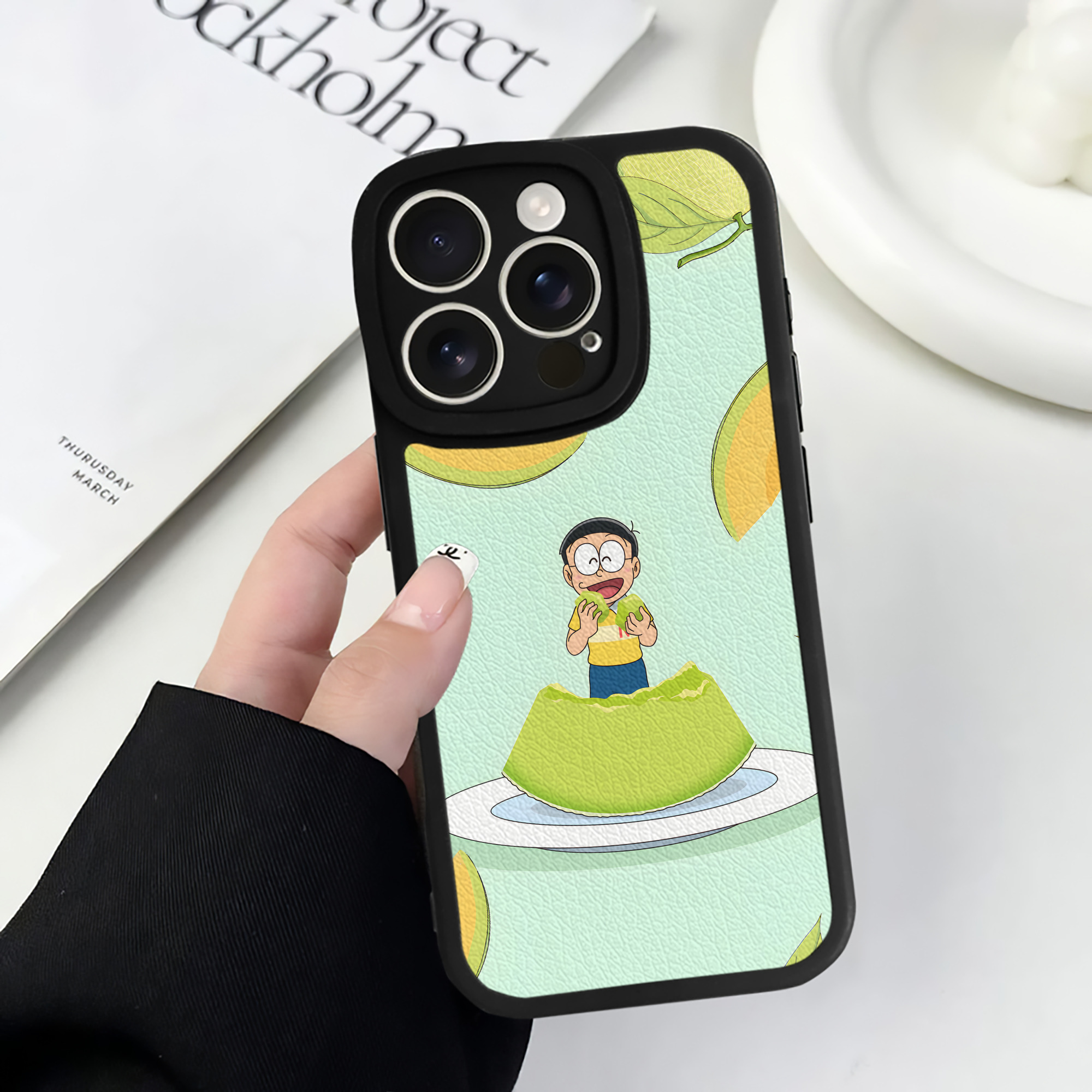（画像用） ドラえもん Doraemon 【iPhone 16シリーズ対応】シリコンスマホケース（レザー調） 材質：シリコン